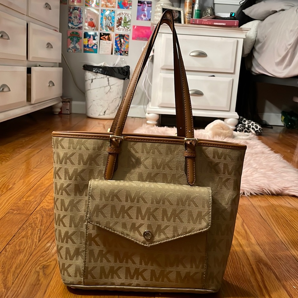 michael kores purse. multiple different pockets. good bag for going out